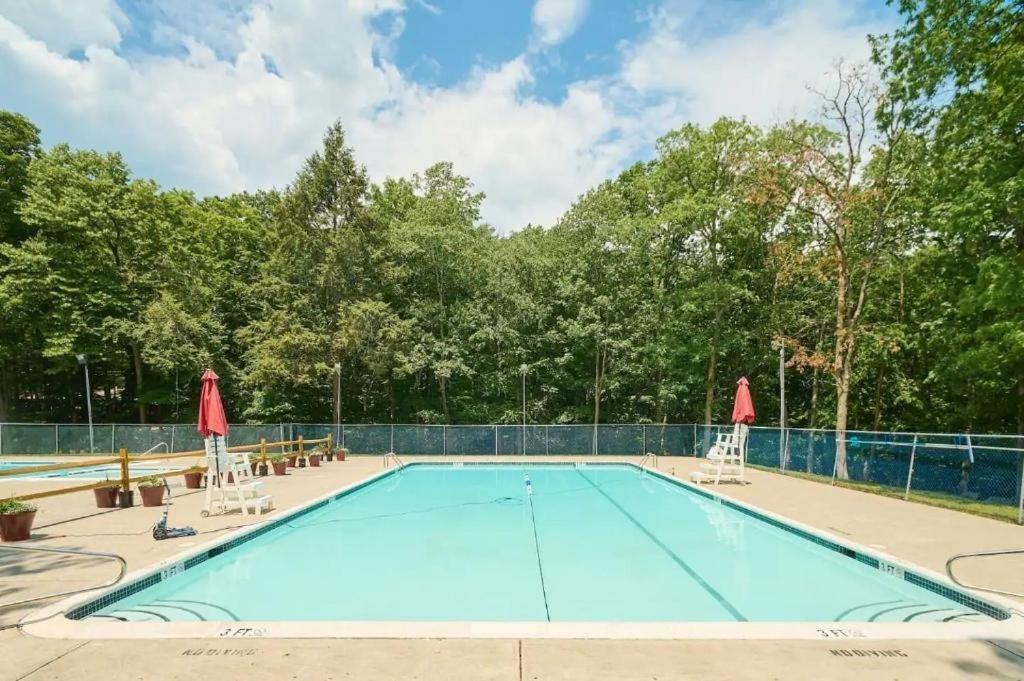 Open Concept-hottub-sauna-billiard-poker Holiday home East Stroudsburg