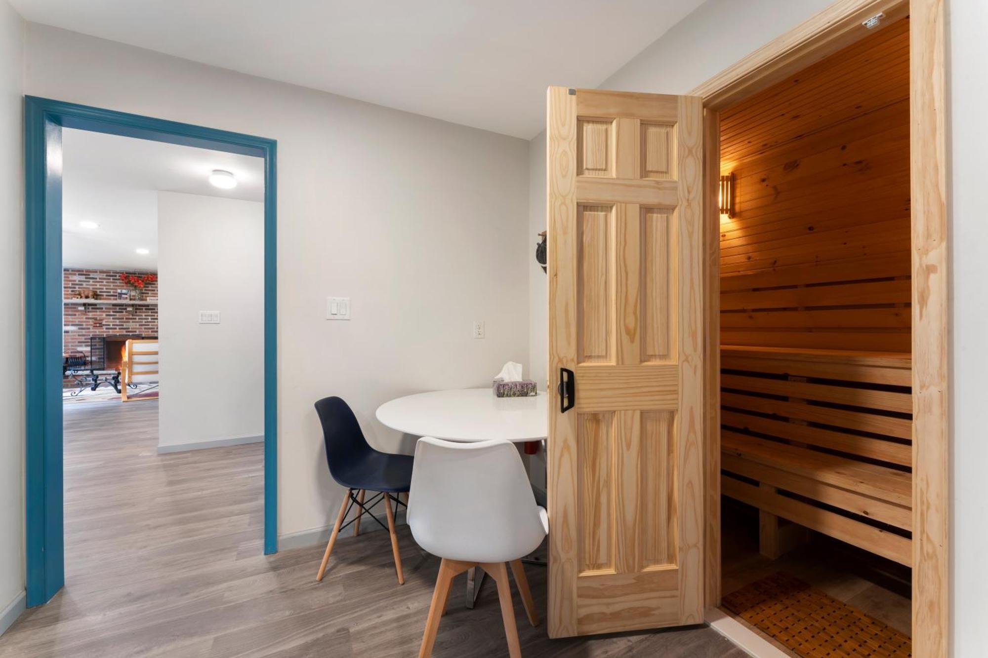 Open Concept-hottub-sauna-billiard-poker *