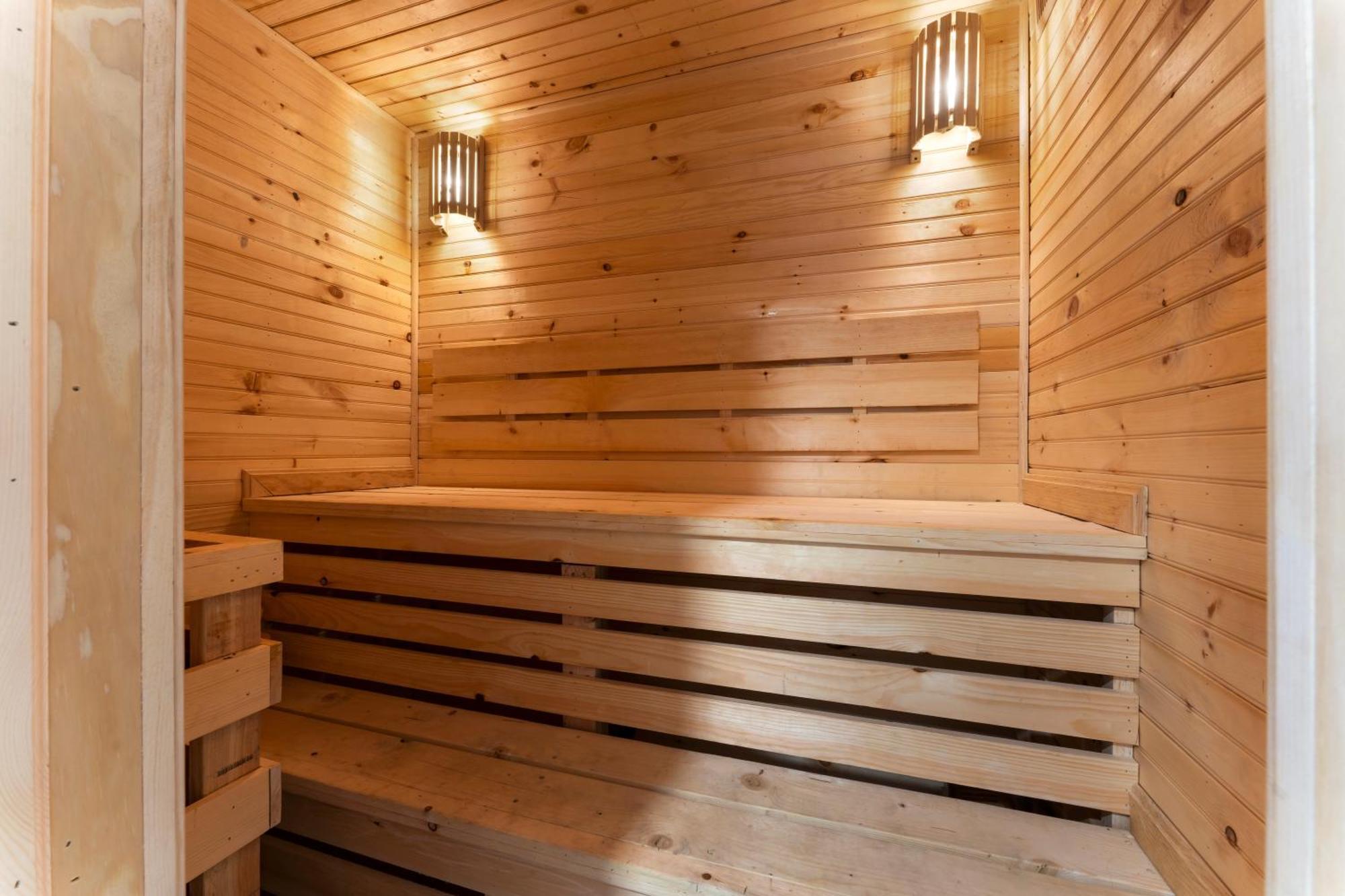 Open Concept-hottub-sauna-billiard-poker *