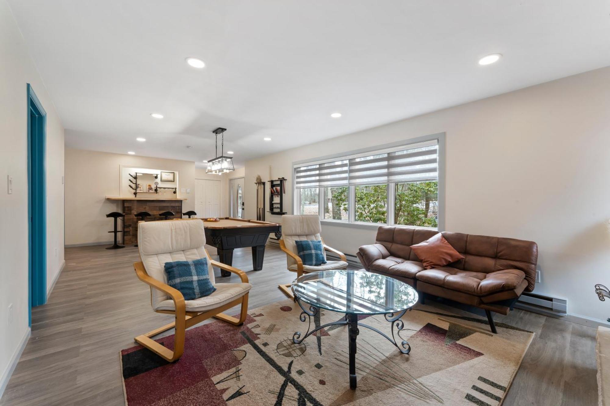 Open Concept-hottub-sauna-billiard-poker