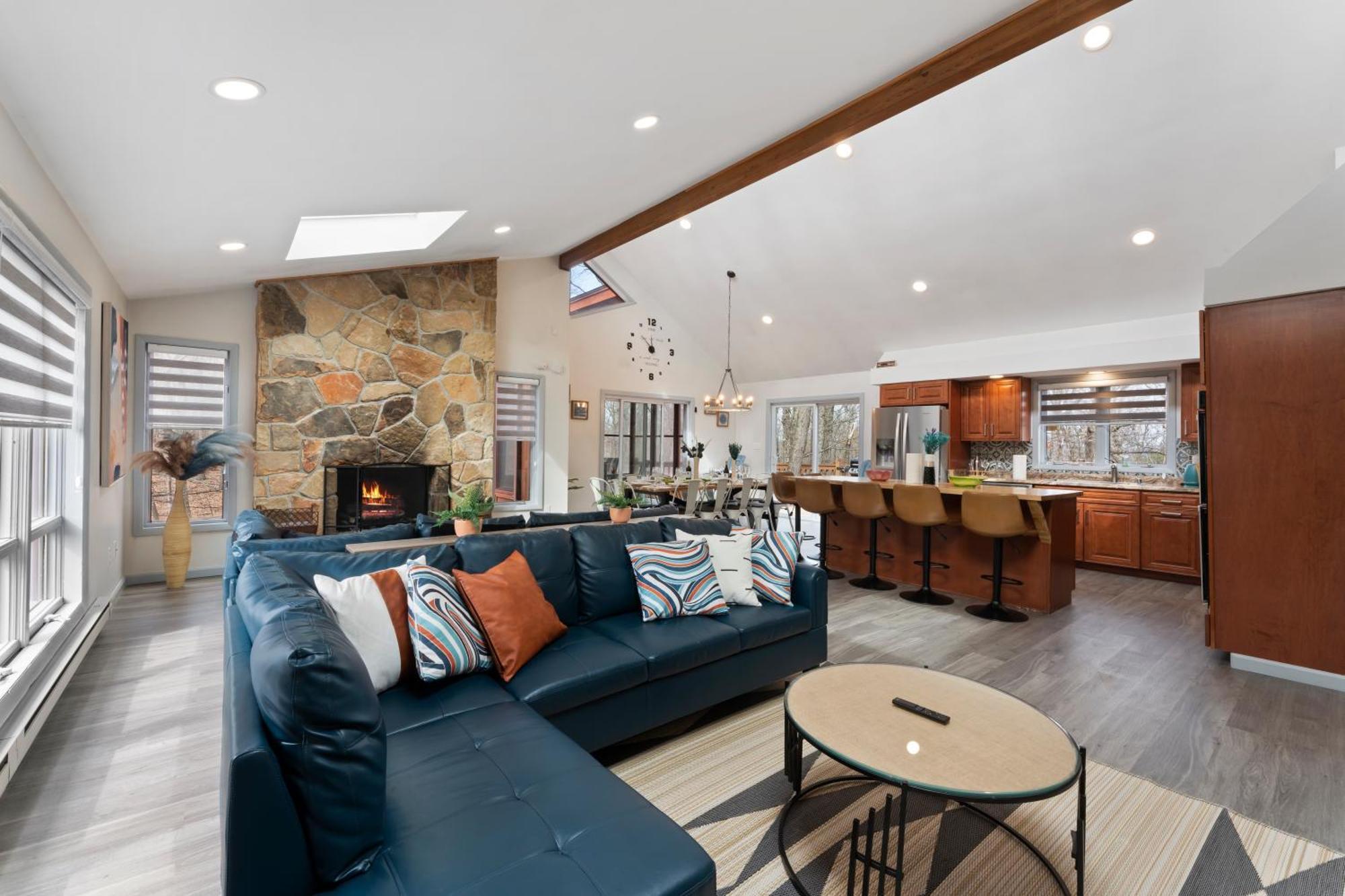 Open Concept-hottub-sauna-billiard-poker *