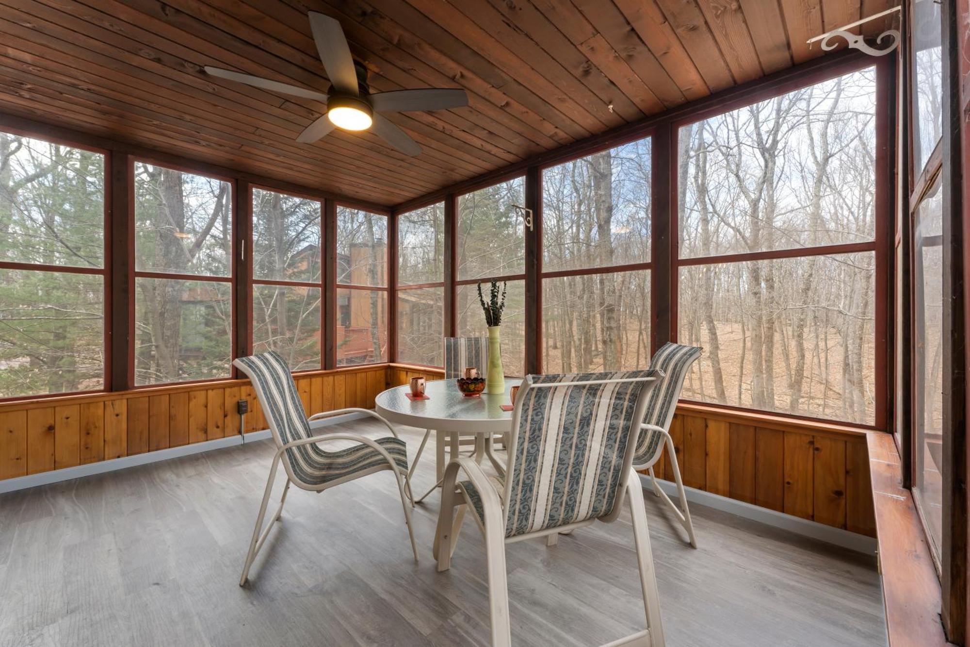 Open Concept-hottub-sauna-billiard-poker *