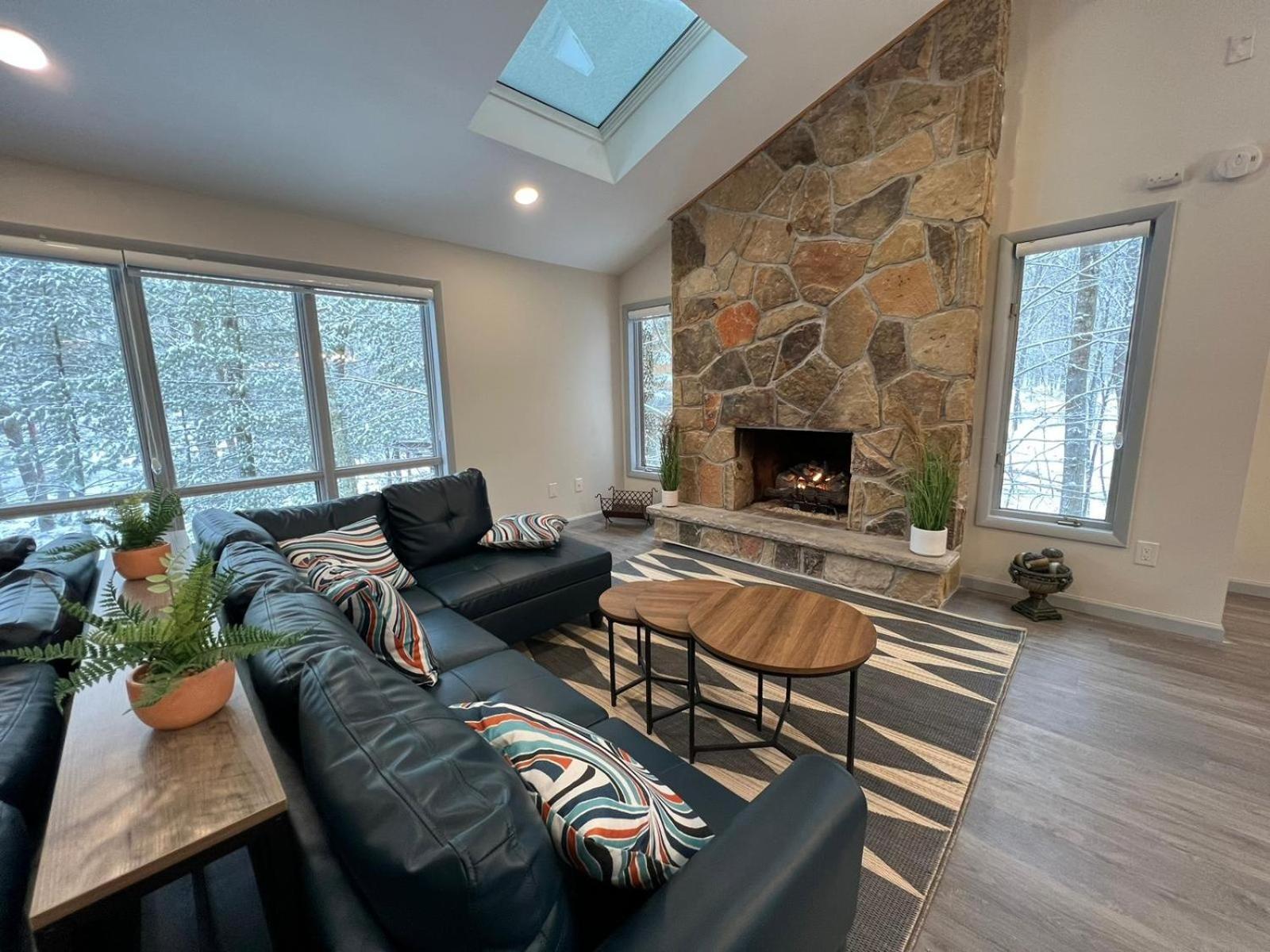 Open Concept-hottub-sauna-billiard-poker Holiday home *